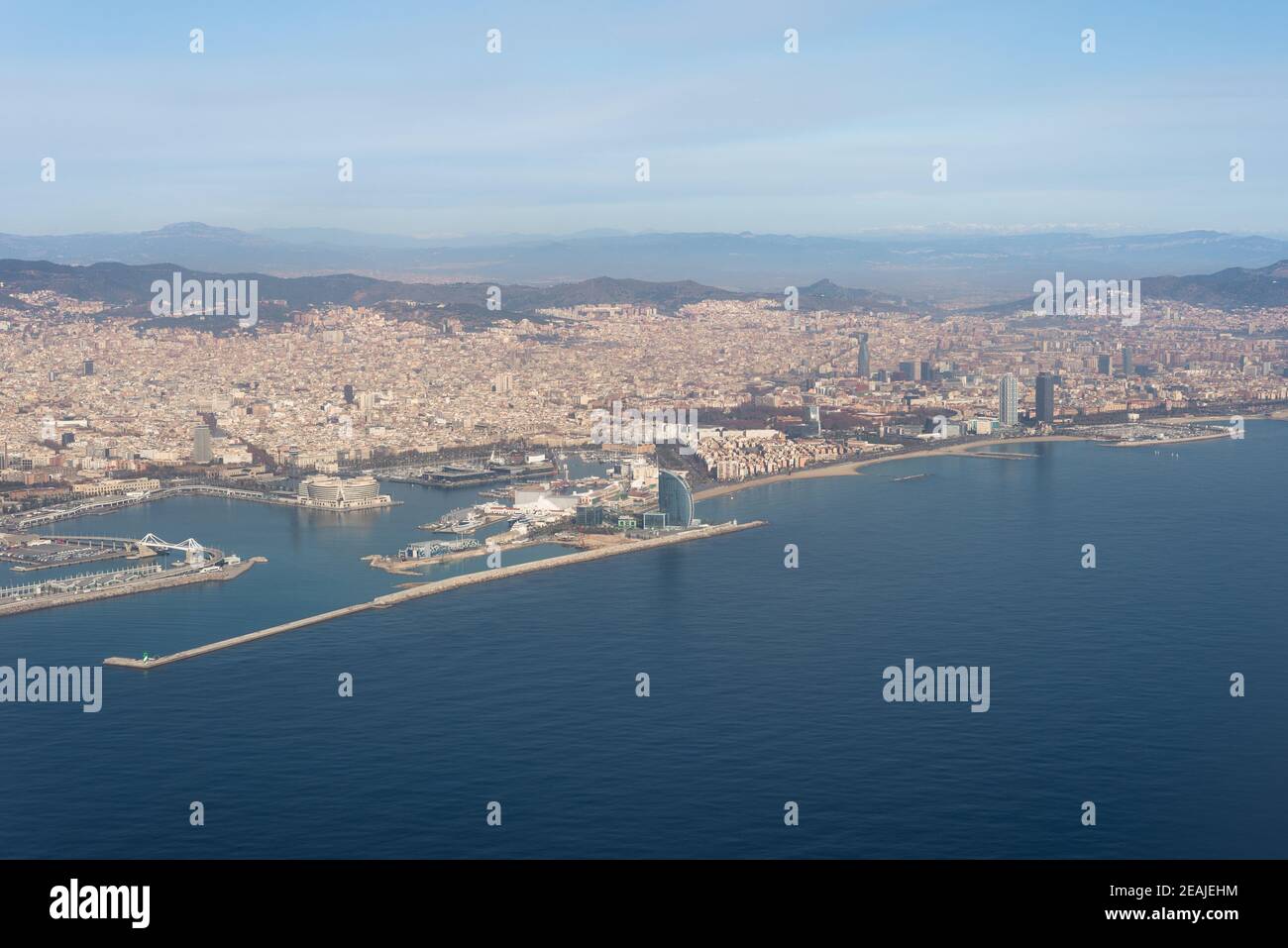 Blick aus der Vogelperspektive auf die Stadt und die Küste von Barcelona Stockfoto