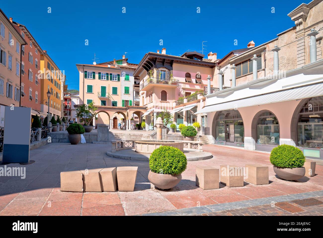 Riva del Garda Platz und Architekturansicht Stockfoto