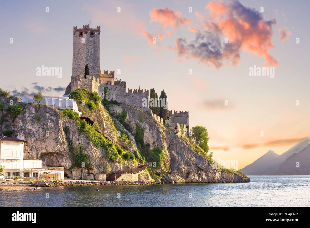 Stadt Malcesine Schloss und mit Blick aufs Wasser Stockfoto