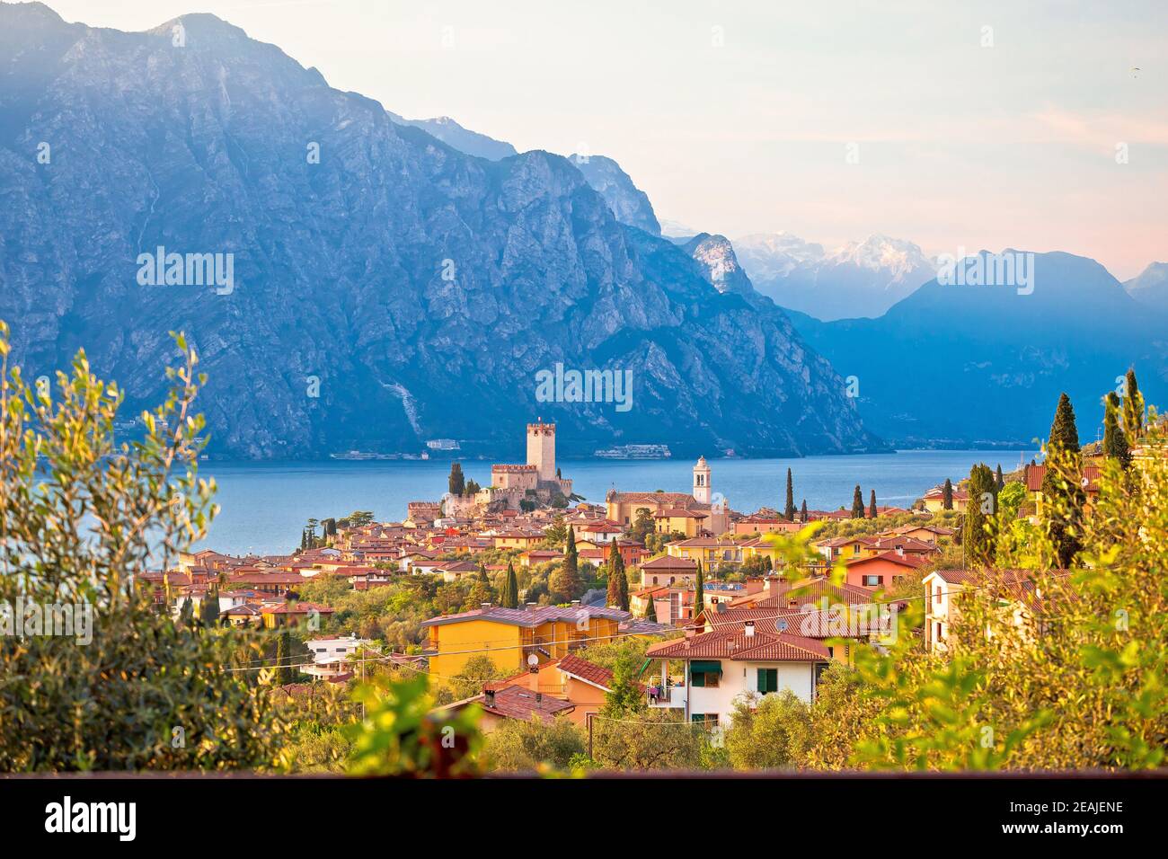 Stadt Malcesine am Lago di Garda historischen Blick auf die Skyline Stockfoto