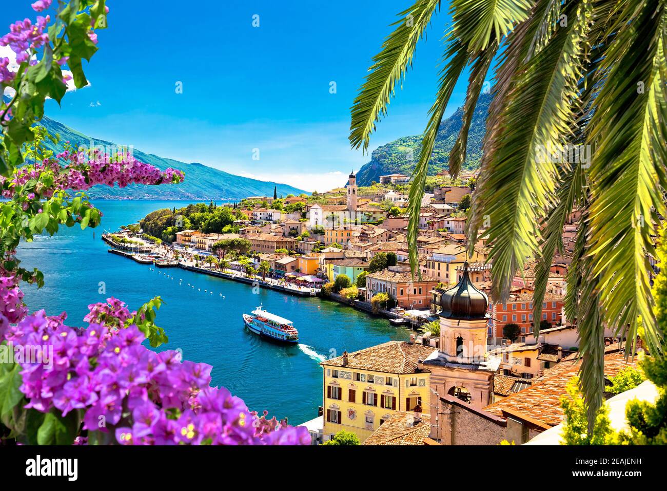 Limone sul Garda am Wasser durch Blumen und Palmen Stockfoto