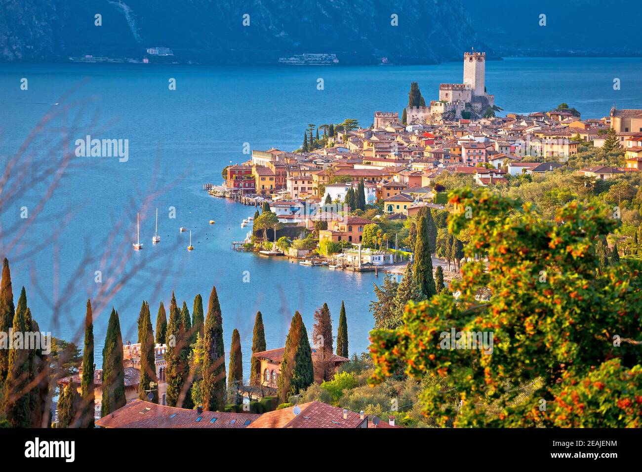 Stadt Malcesine am Lago di Garda historischen Blick auf die Skyline Stockfoto