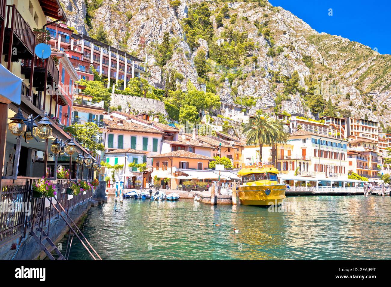 Limone sul Garda türkisfarbener Hafen und Blick auf das Wasser Stockfoto