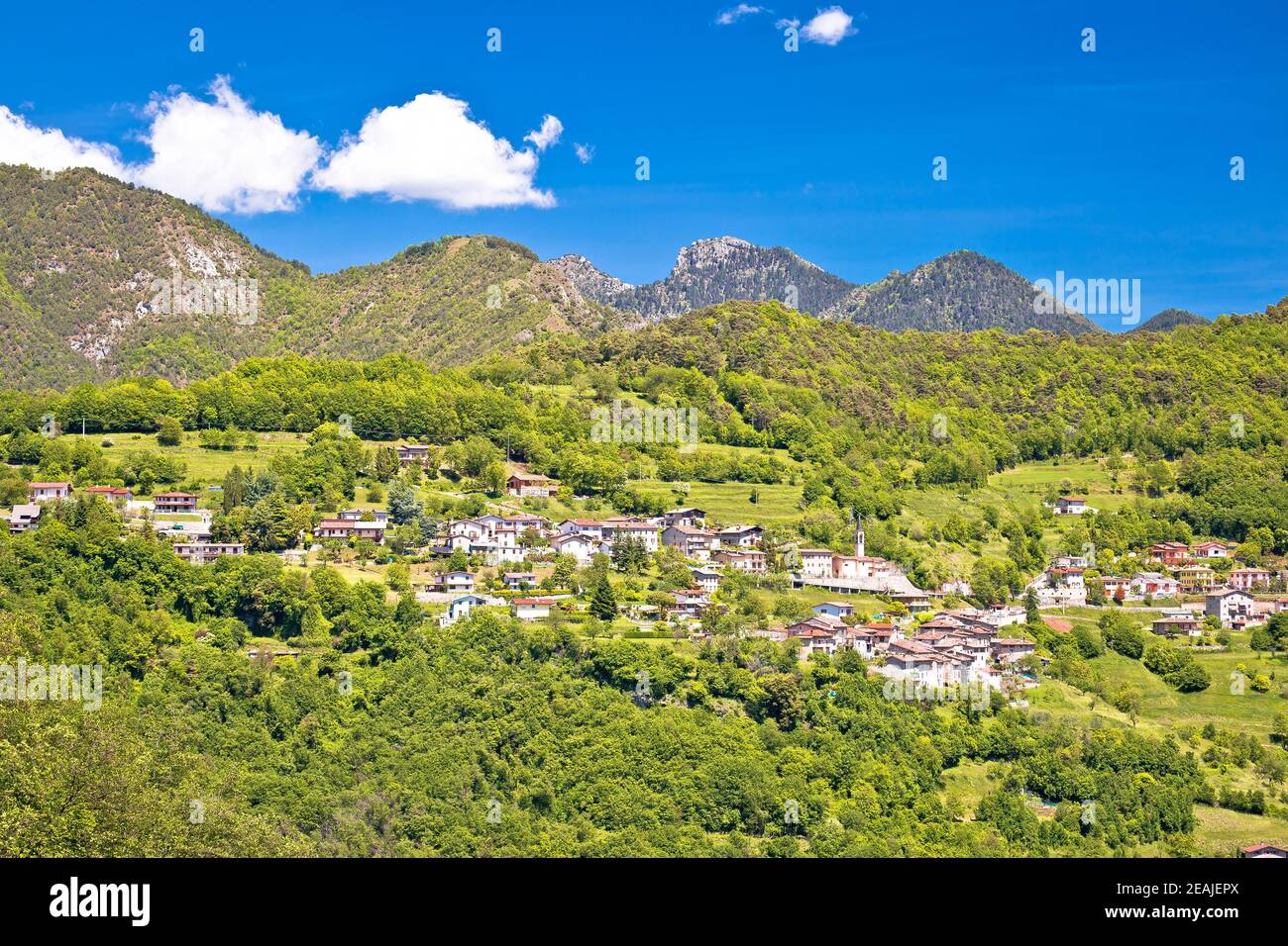 Idyllisches Dorf in den Dolomiten Alpen oberhalb des Gardasees Stockfoto