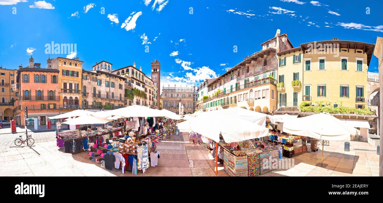 Piazza delle erbe in Verona Straße und Markt Panoramablick Stockfoto