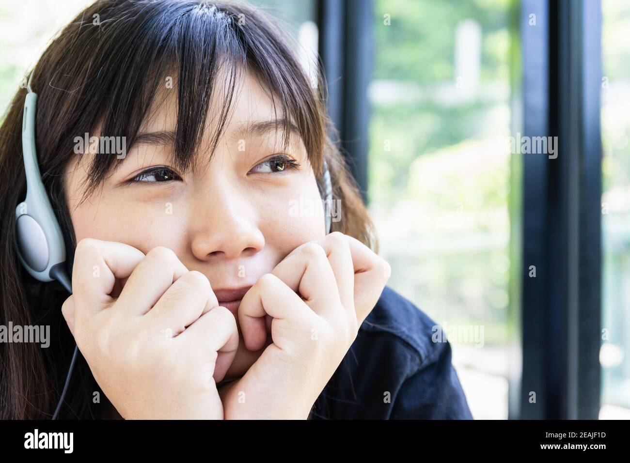 Teenager-Mädchen mit Kopfhörern und Musik hören Stockfoto