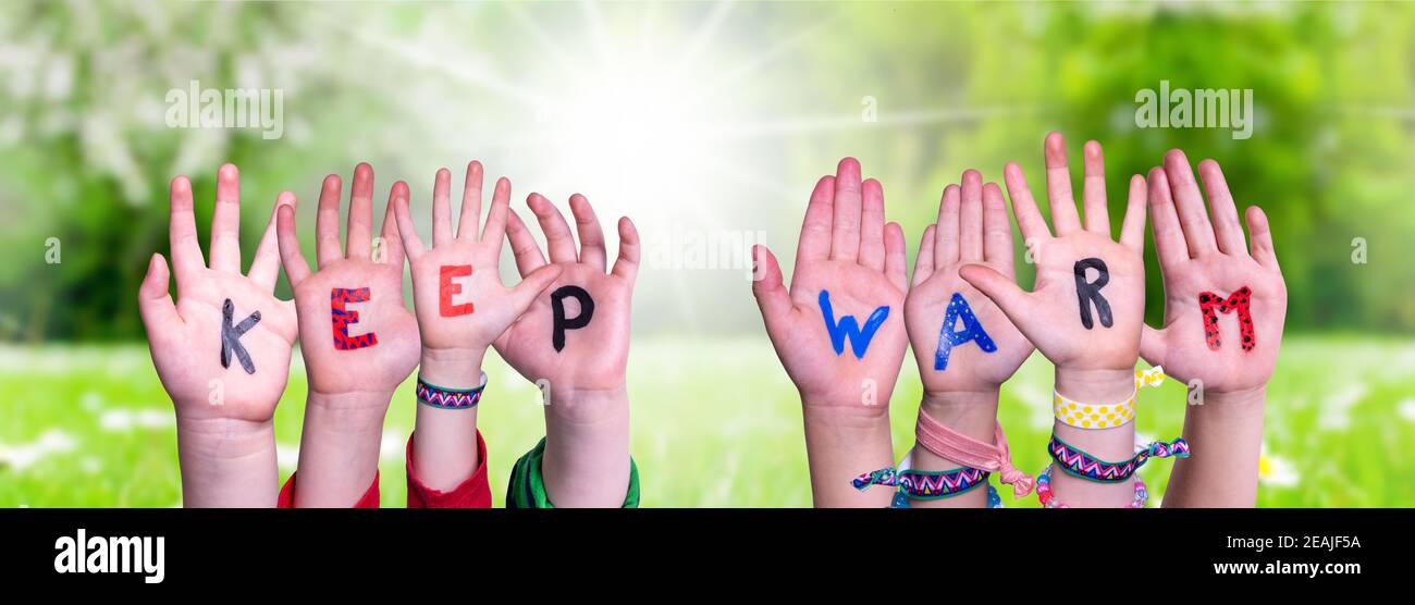 Kinder Hände Gebäude Wort Warm Halten, Gras Wiese Stockfoto