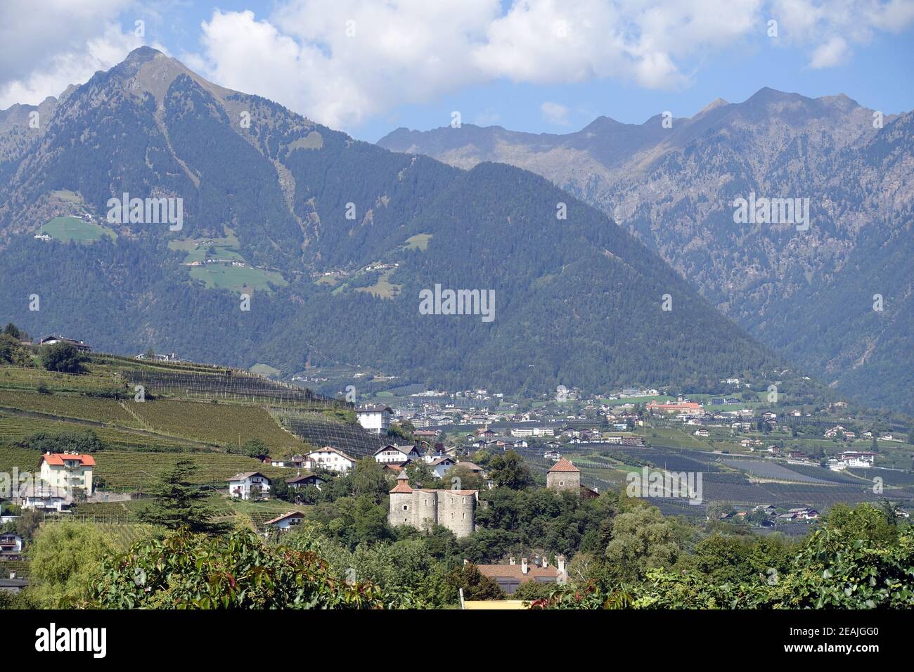 Blick über das Schloss Zeno auf Dorf Tirol und die Gebirge der Texelgruppe Stockfoto