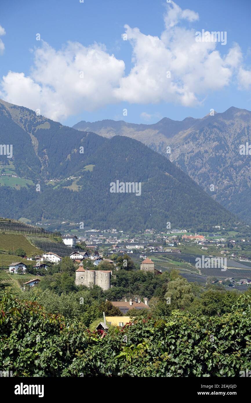Blick über das Schloss Zeno auf Dorf Tirol und die Gebirge der Texelgruppe Stockfoto