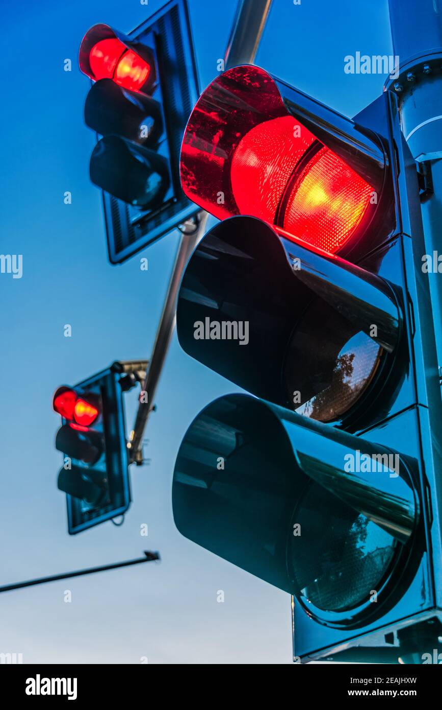 Ampel über der Stadtkreuzung Stockfoto