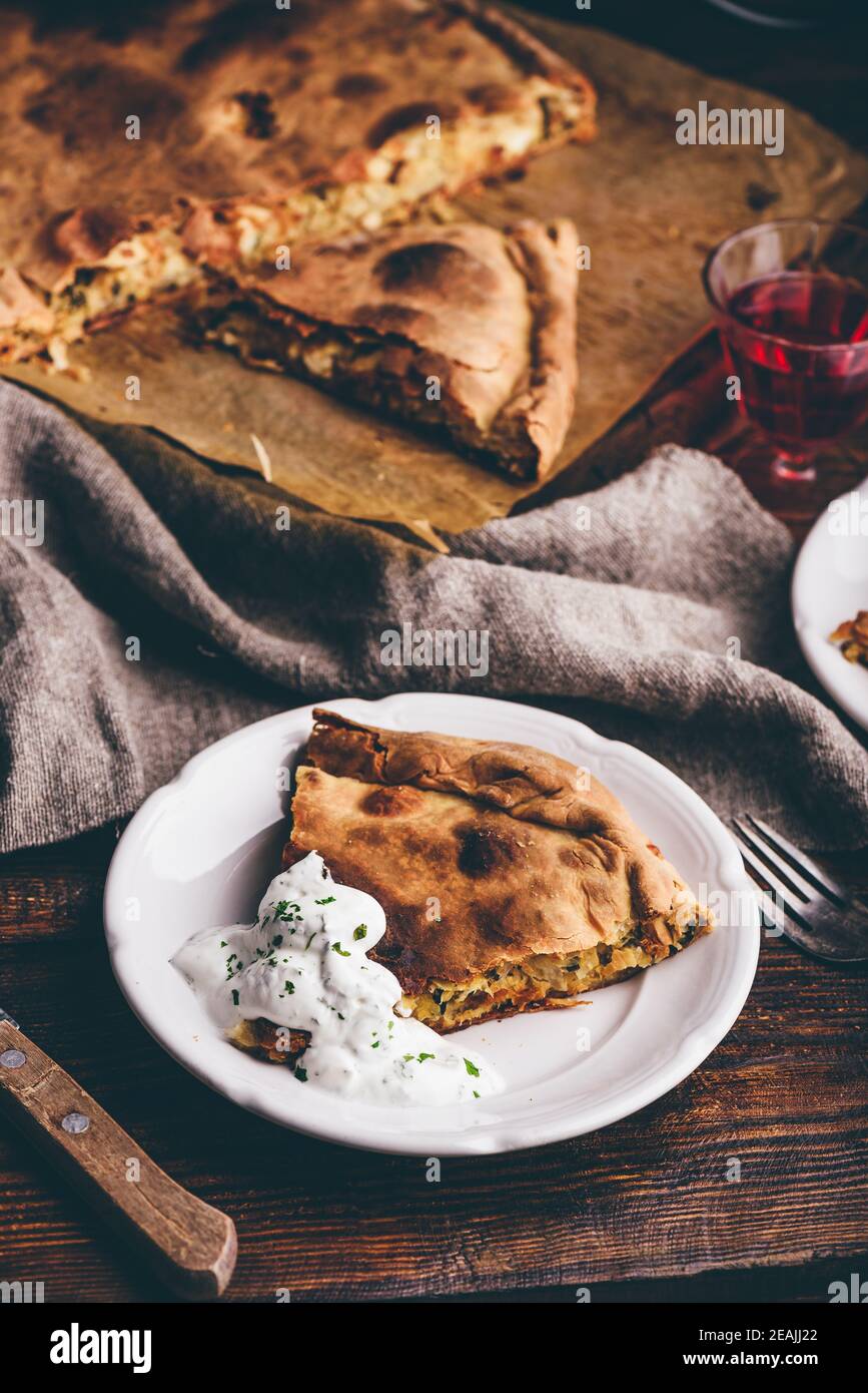 Scheibe Kohlkuchen mit saurer Sahne-Sauce Stockfoto