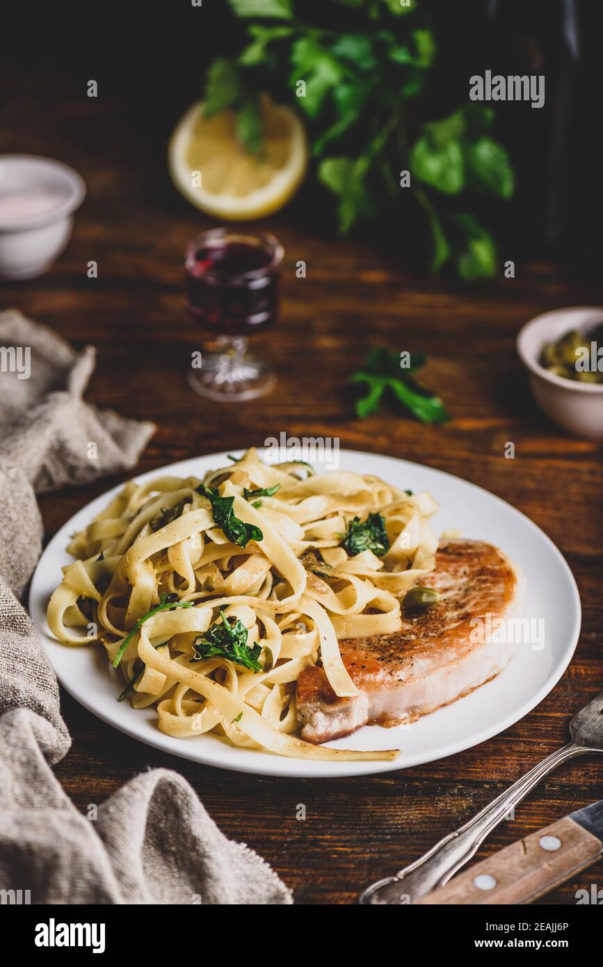 Schweinekotelett Steak mit Pasta Stockfoto