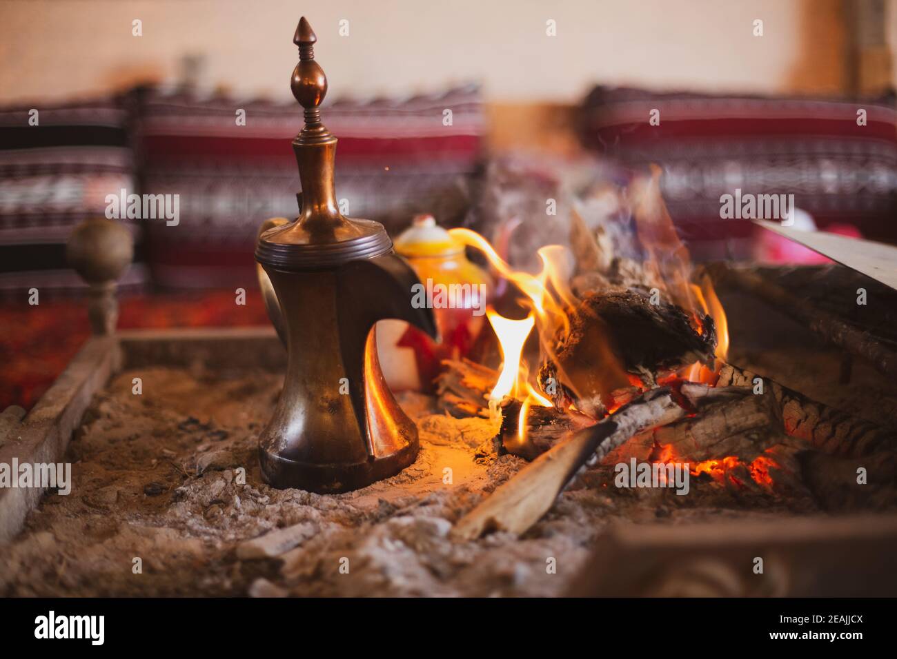 Traditionelle arabische Kaffeekanne namens dallah im Kamin im Inneren des Zelt Stockfoto