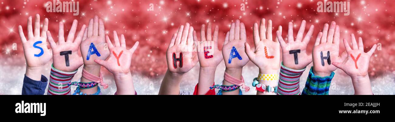 Kinder Hände Gebäude Wort Gesund Bleiben, Rot Weihnachten Hintergrund Stockfoto