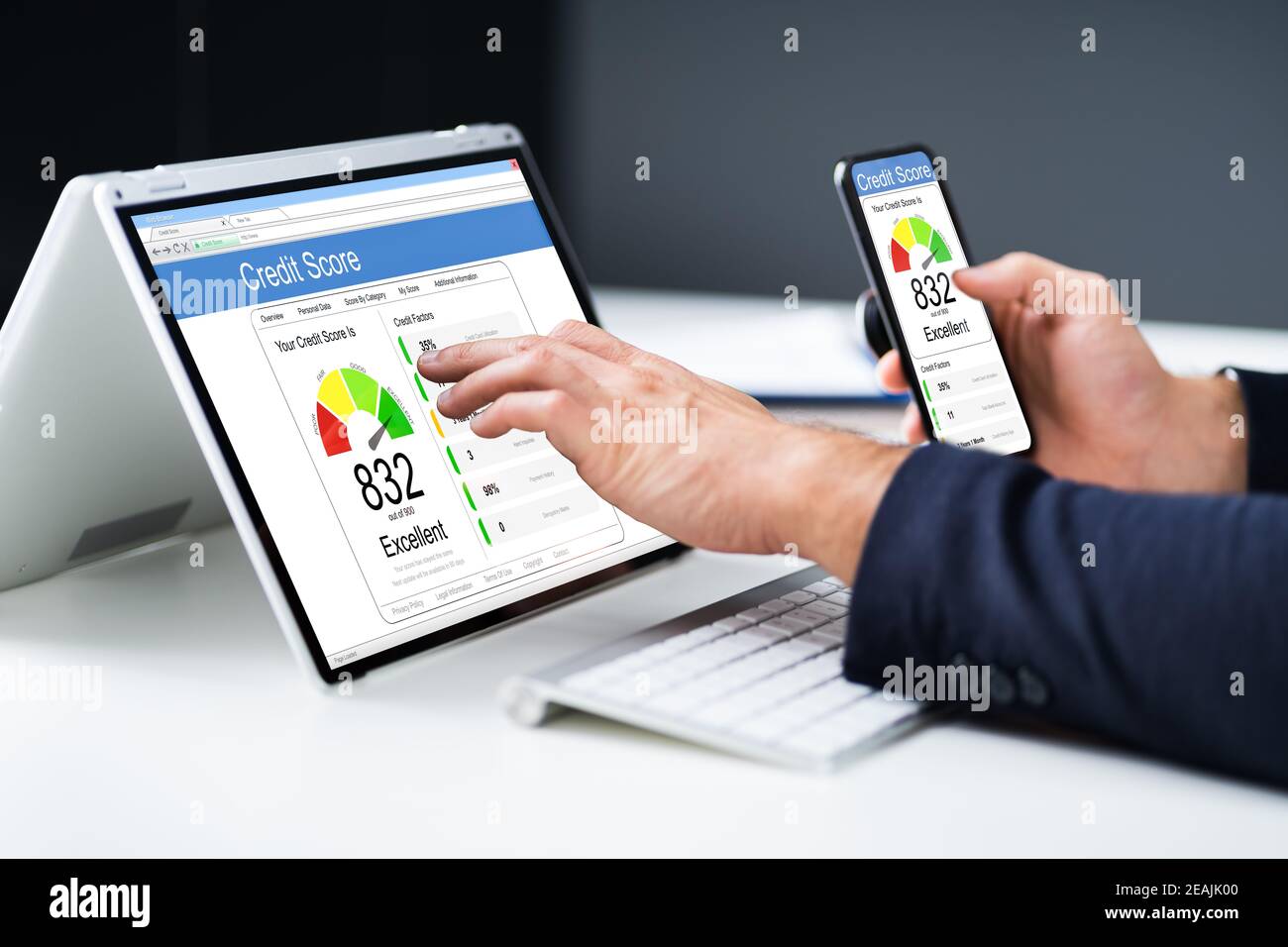 Online Credit Score Ranking Prüfung Auf Laptop Stockfoto