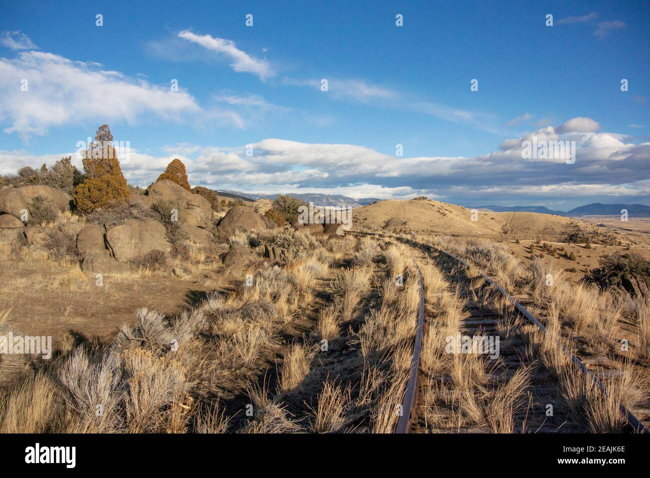 Die alten, verlassenen Milwaukee Road Eisenbahnschienen, oben auf Spire Rock Flats, an einem kalten Winternachmittag, nahe Pipestone, in Jefferson County, Montana. T Stockfoto