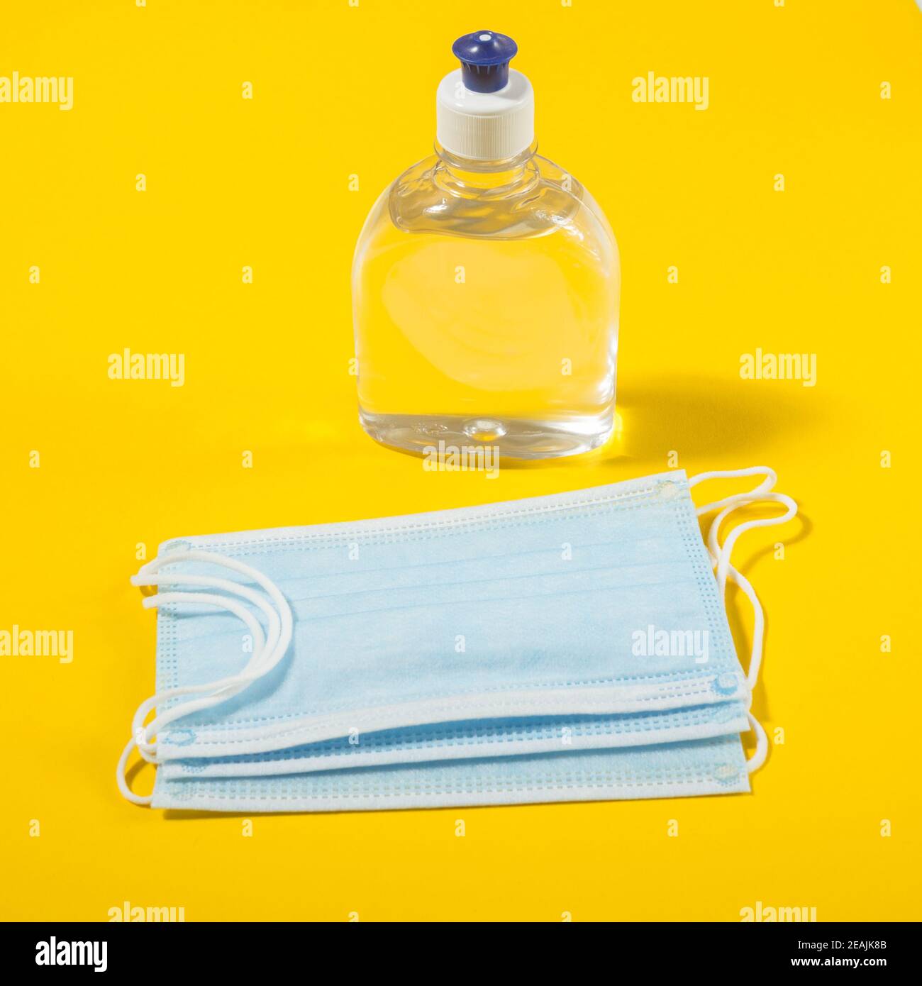 Alkohol Gel Hand Desinfektionsmittel und Einweg-Hygienemaske Stockfoto