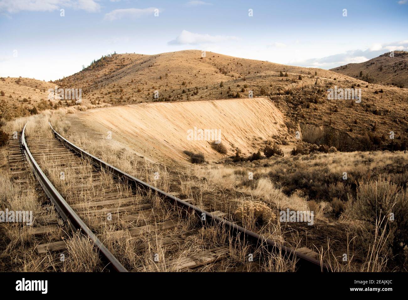 Die alten, verlassenen Milwaukee Road Eisenbahnschienen, oben auf Spire Rock Flats, an einem kalten Winternachmittag, nahe Pipestone, in Jefferson County, Montana. T Stockfoto