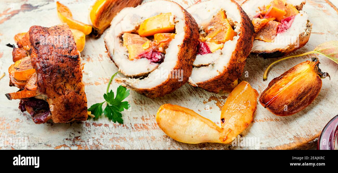 Hackbraten mit Kaki auf dem Teller Stockfoto