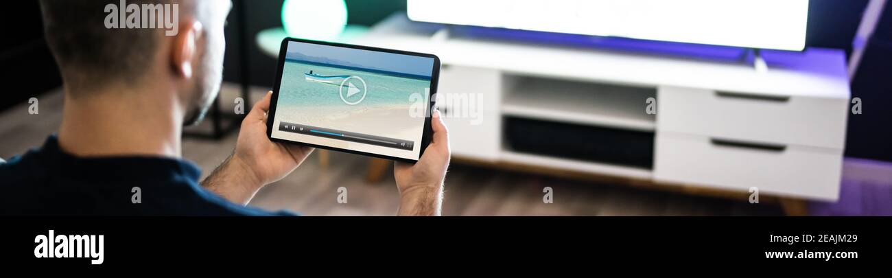 Mann, der Film oder Video sieht Stockfoto