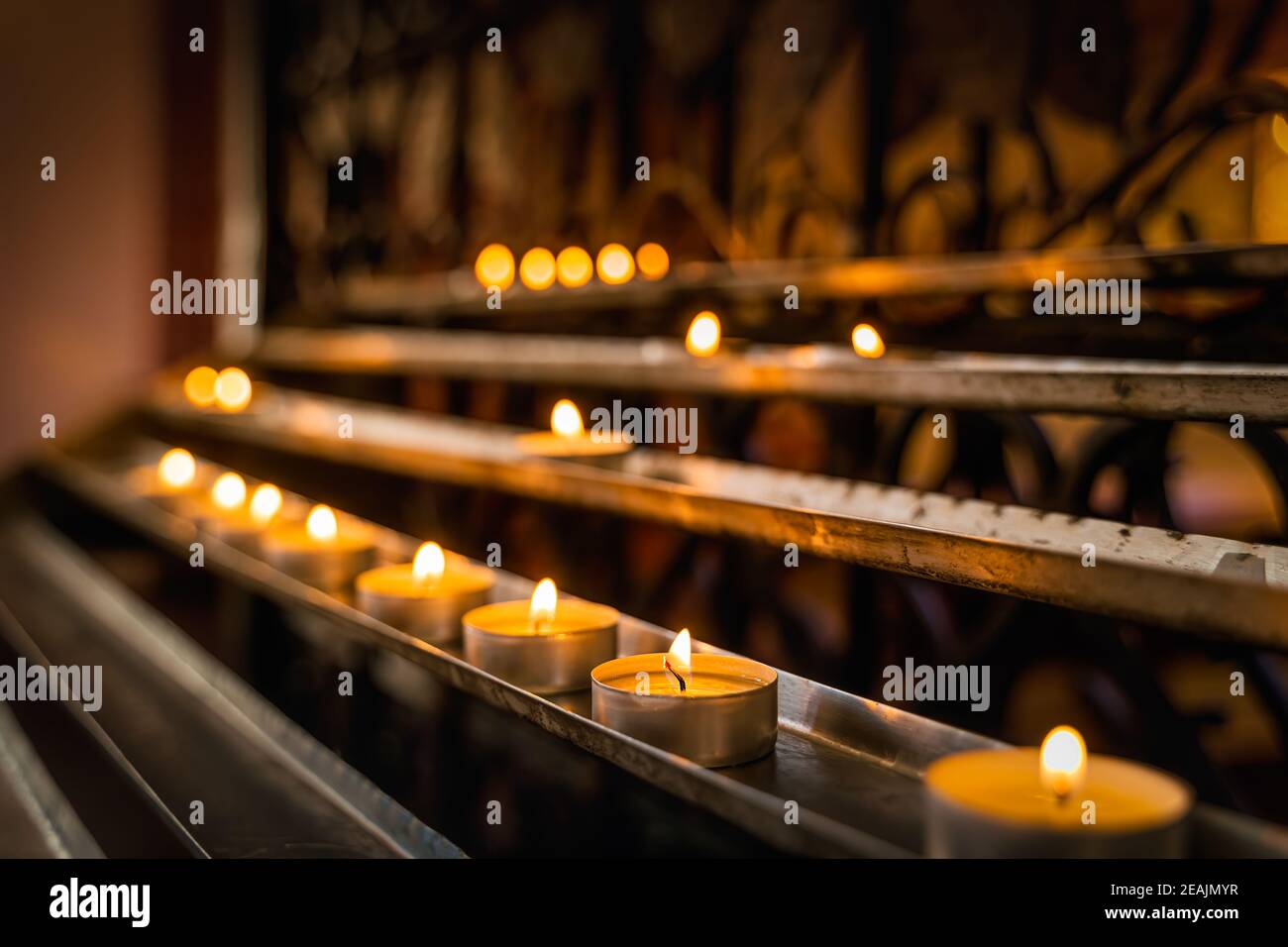 Kerzen werden für Gebetsanliegen in der Dombasilika angezündet Des Apostels Jakobus in Stettin Stockfoto