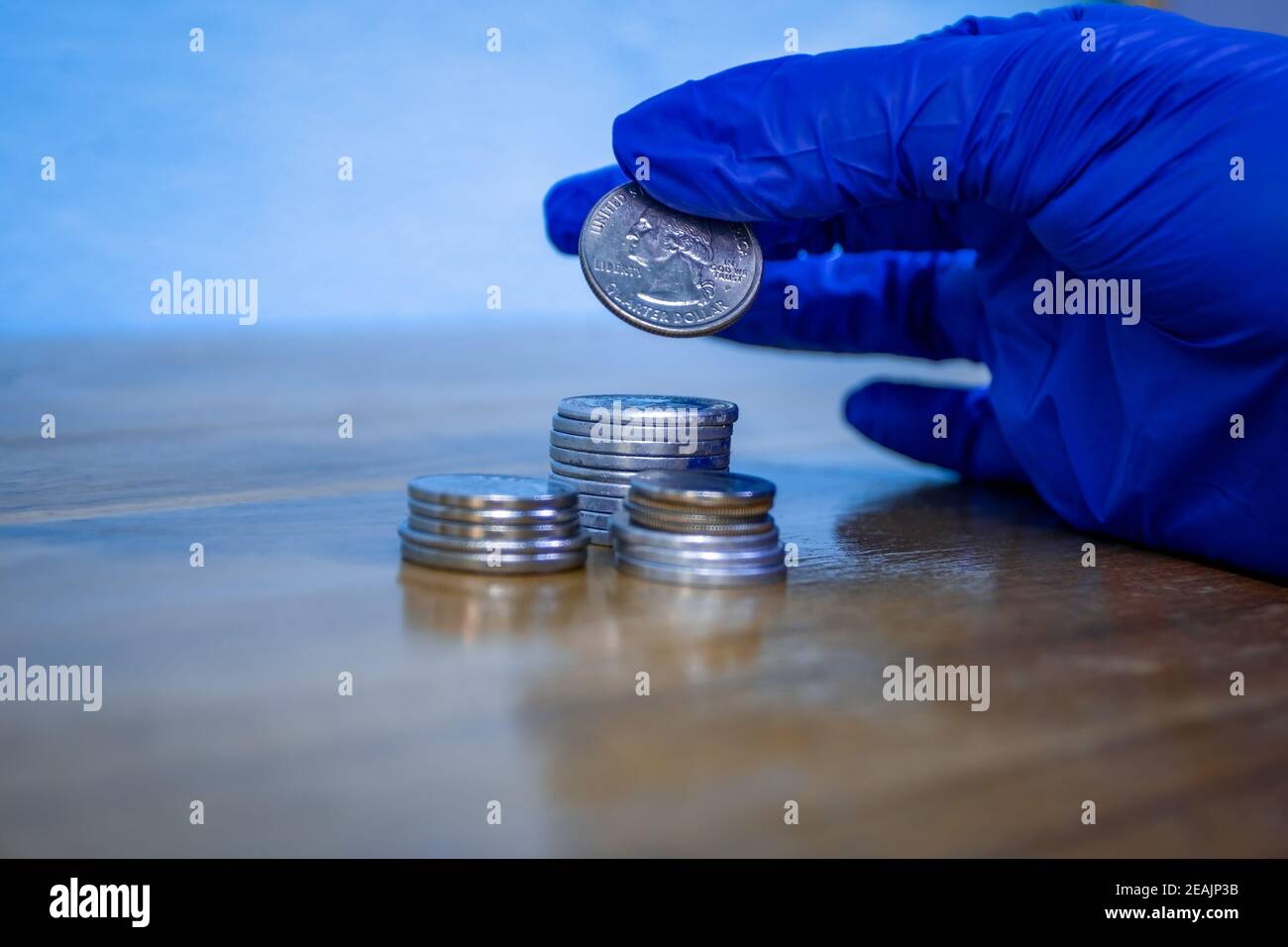 Umgang mit Münzen Stockfoto