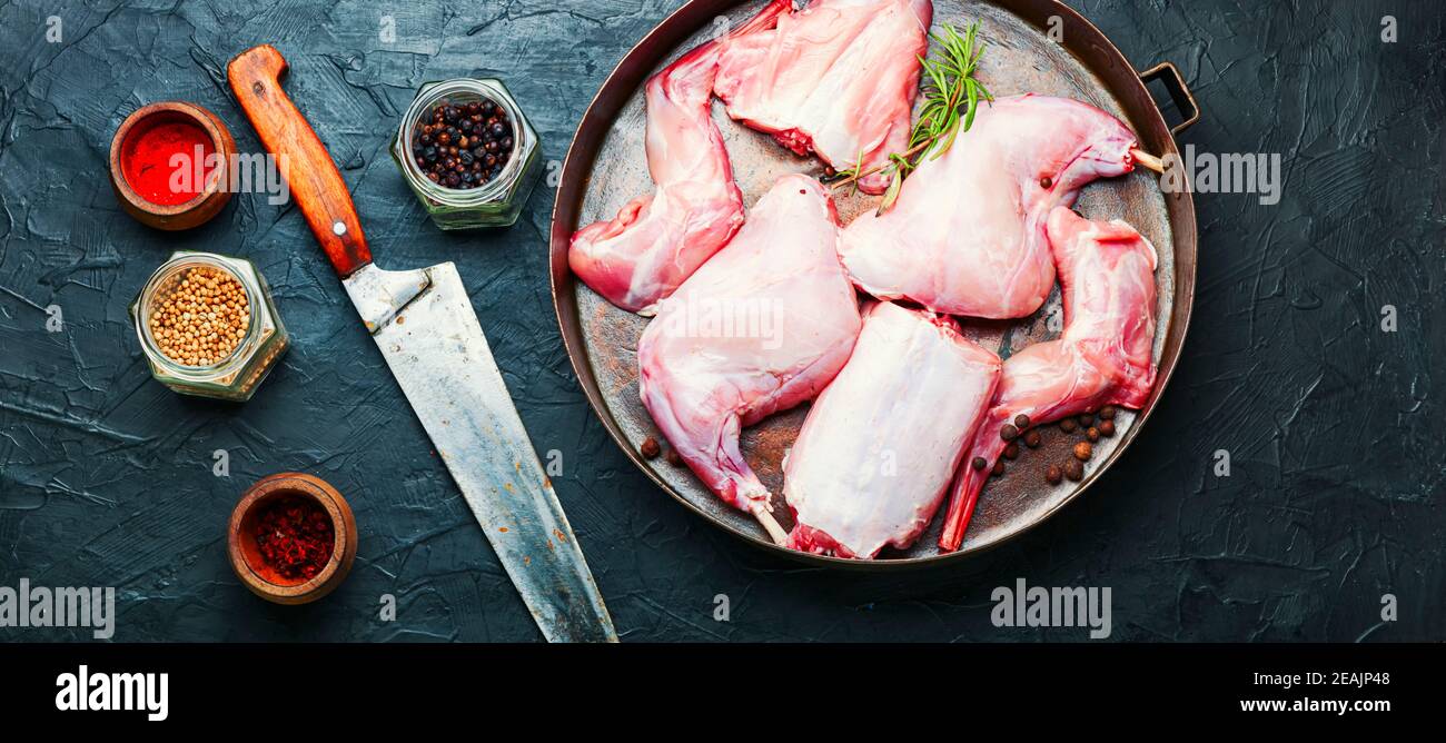 Rohes ungekocktes Kaninchen Stockfoto