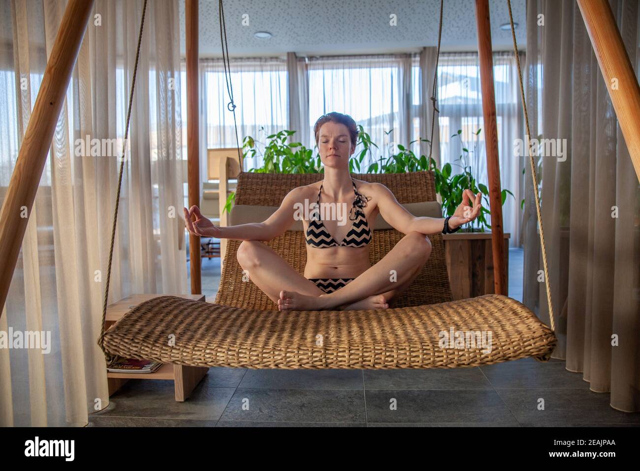 Junge Frau meditiert in einem Entspannungszentrum Stockfoto