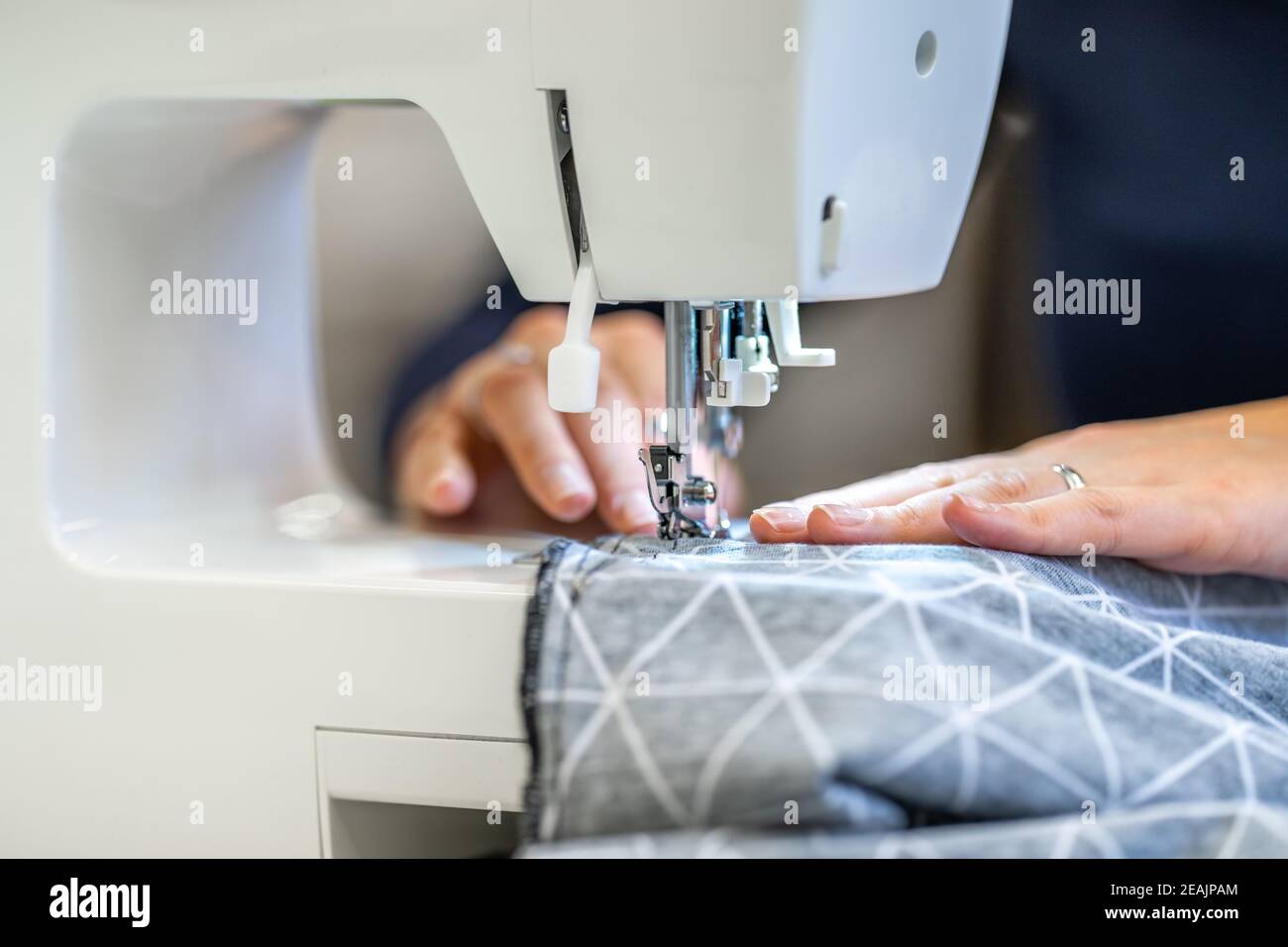Zu Hause und in der Nähmaschine annähen Das Studio Stockfoto