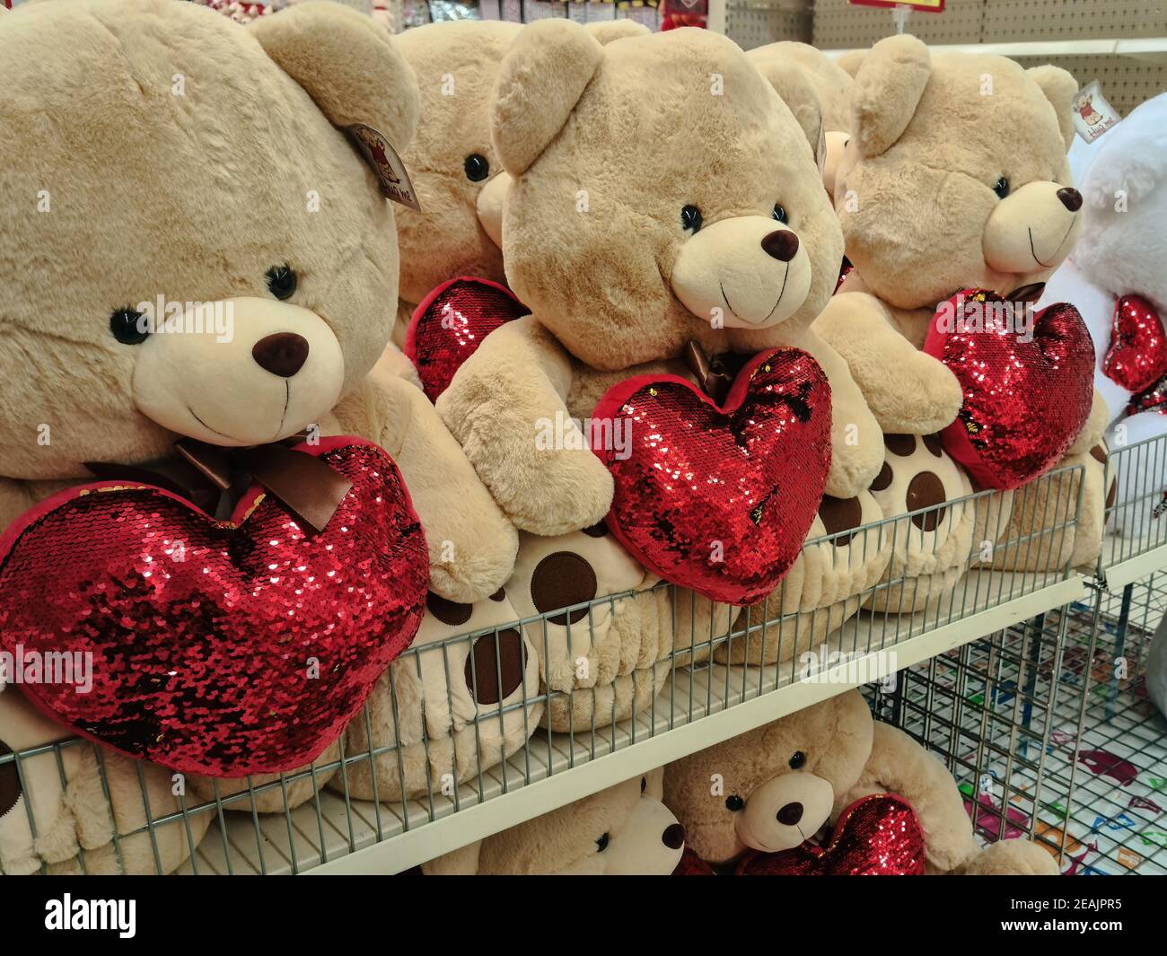 Thessaloniki, Griechenland - Januar 21 2021: Happy Valentines Day Teddybären Shop Schaufenster. Innenansicht der romantischen Liebe Stofftiere mit Herzen verkauft als Geschenke für die jährliche Februar 14 Fest. Stockfoto