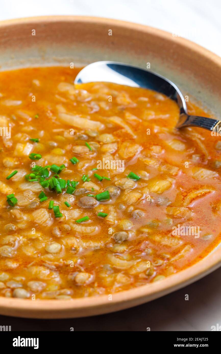 Bohnensuppe mit rotem Pfeffer Stockfoto