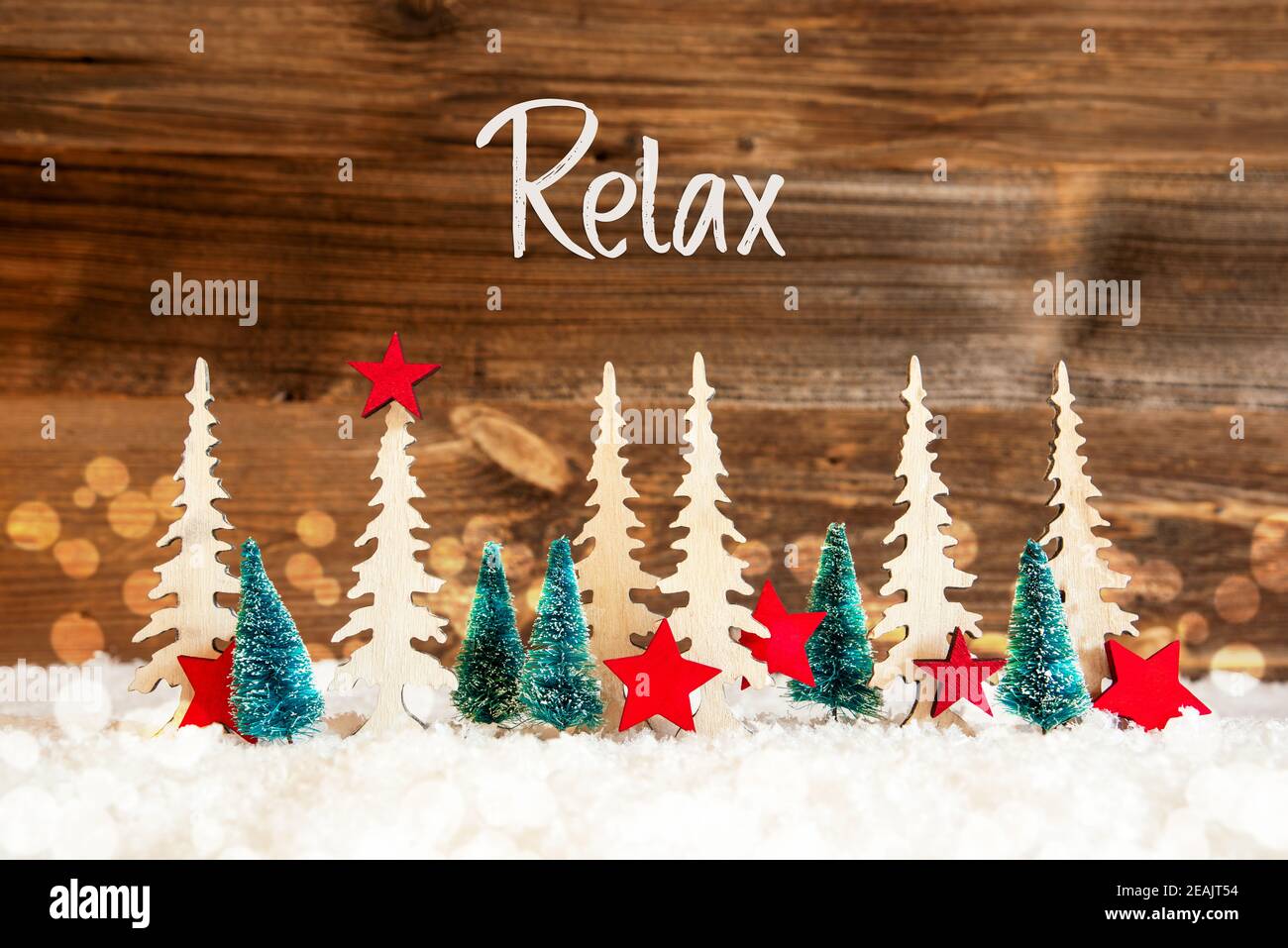 Weihnachtsbaum, Schnee, Roter Stern, Text Entspannen, Holzhintergrund Stockfoto