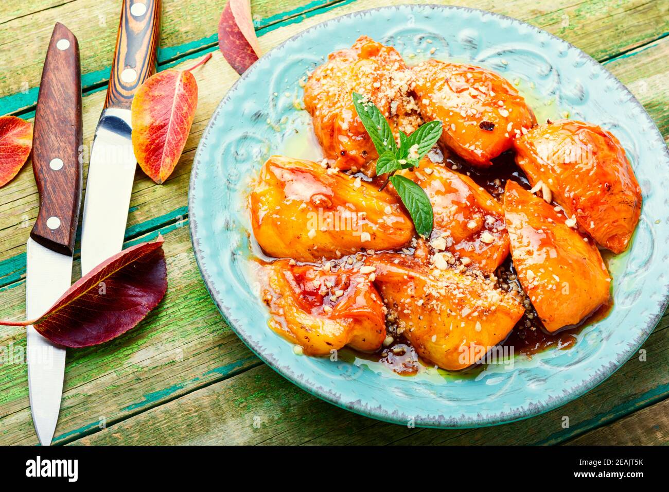 Natürliches karamellisiertes Persimmon. Stockfoto