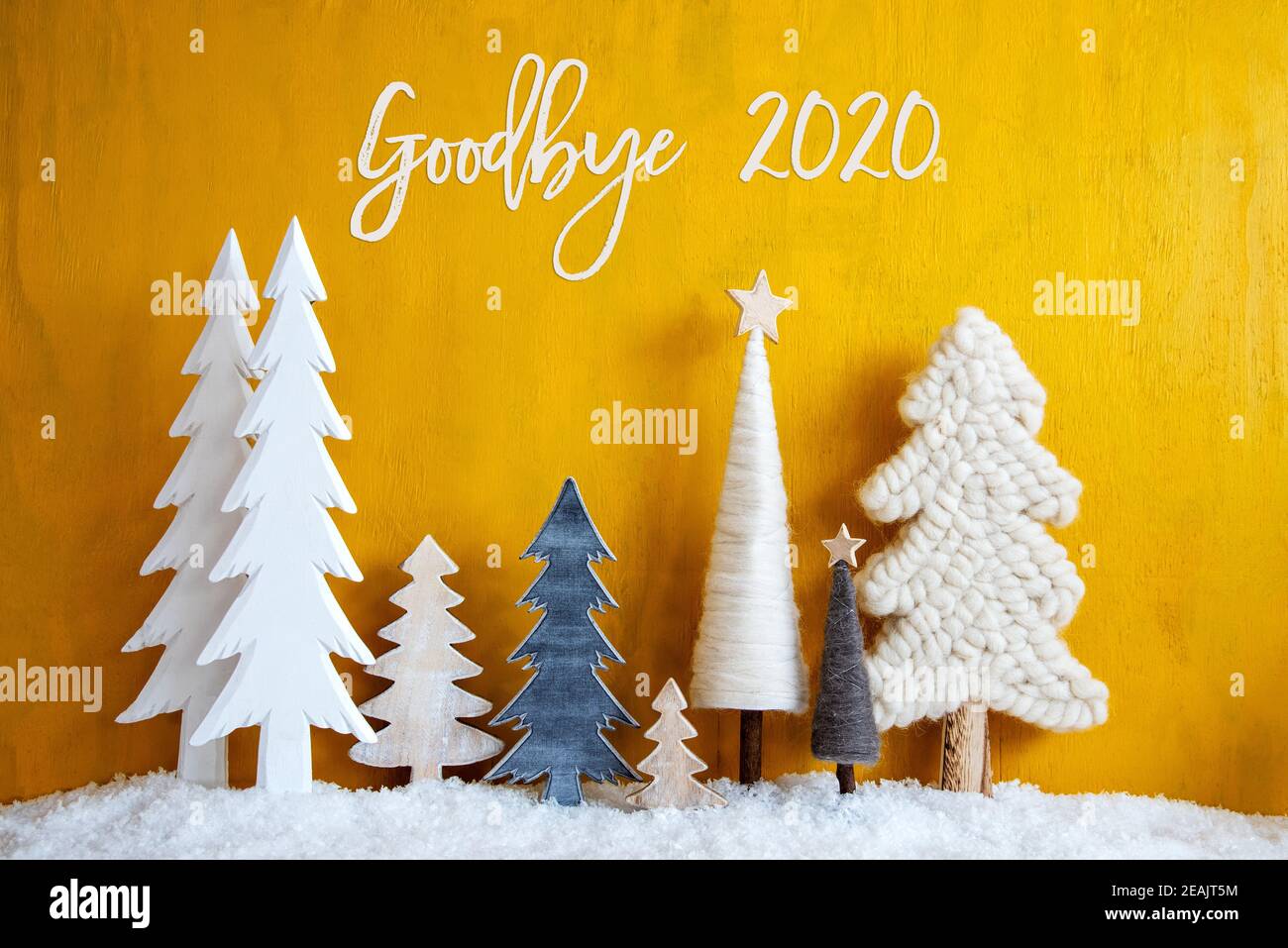 Weihnachtsbäume, Schnee, Gelber Holzhintergrund, Auf Wiedersehen 2020 Stockfoto