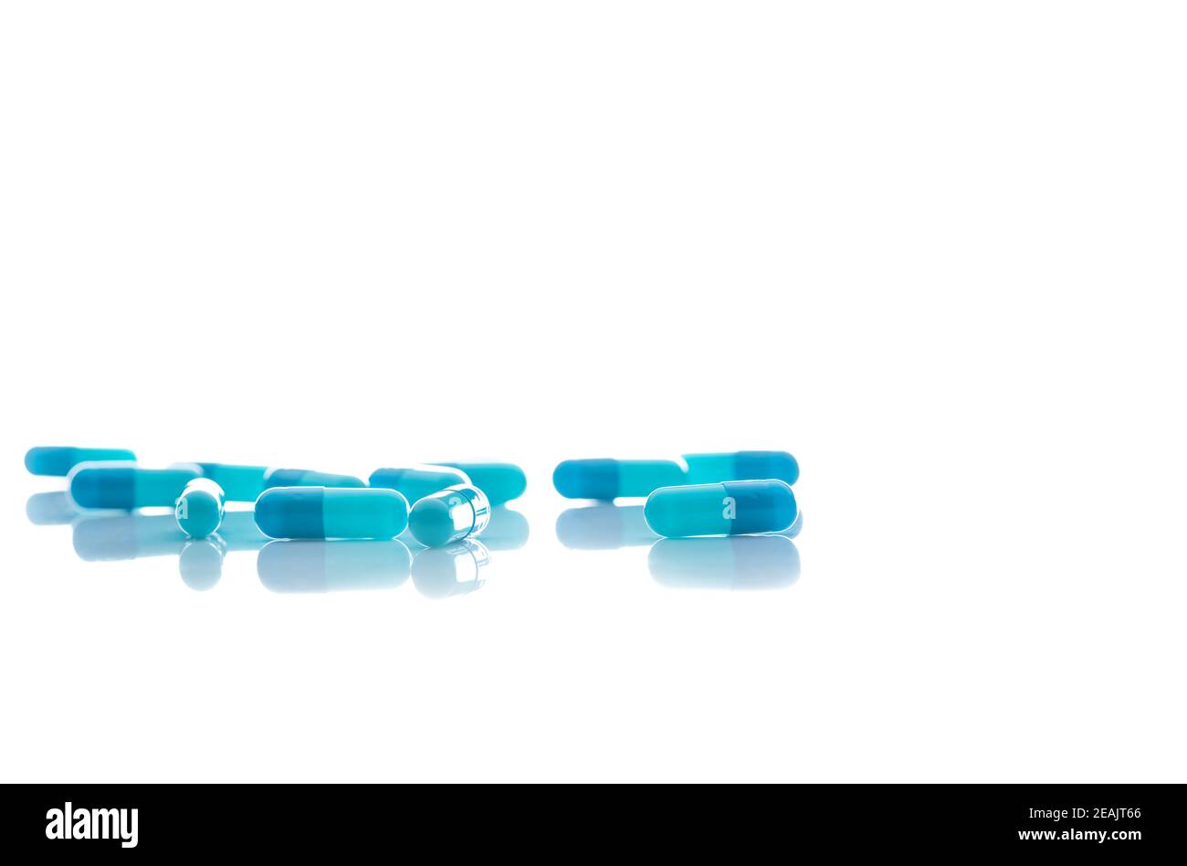Selektiver Fokus auf blaue Kapsel Pille auf weißem Hintergrund. Pharmaindustrie. Pharmazie oder Drogerieprodukte. Gesundheitswesen und Medizin. Gesundheitsbudget. Pharmazeutische Fertigung. Pharmazeutik. Stockfoto