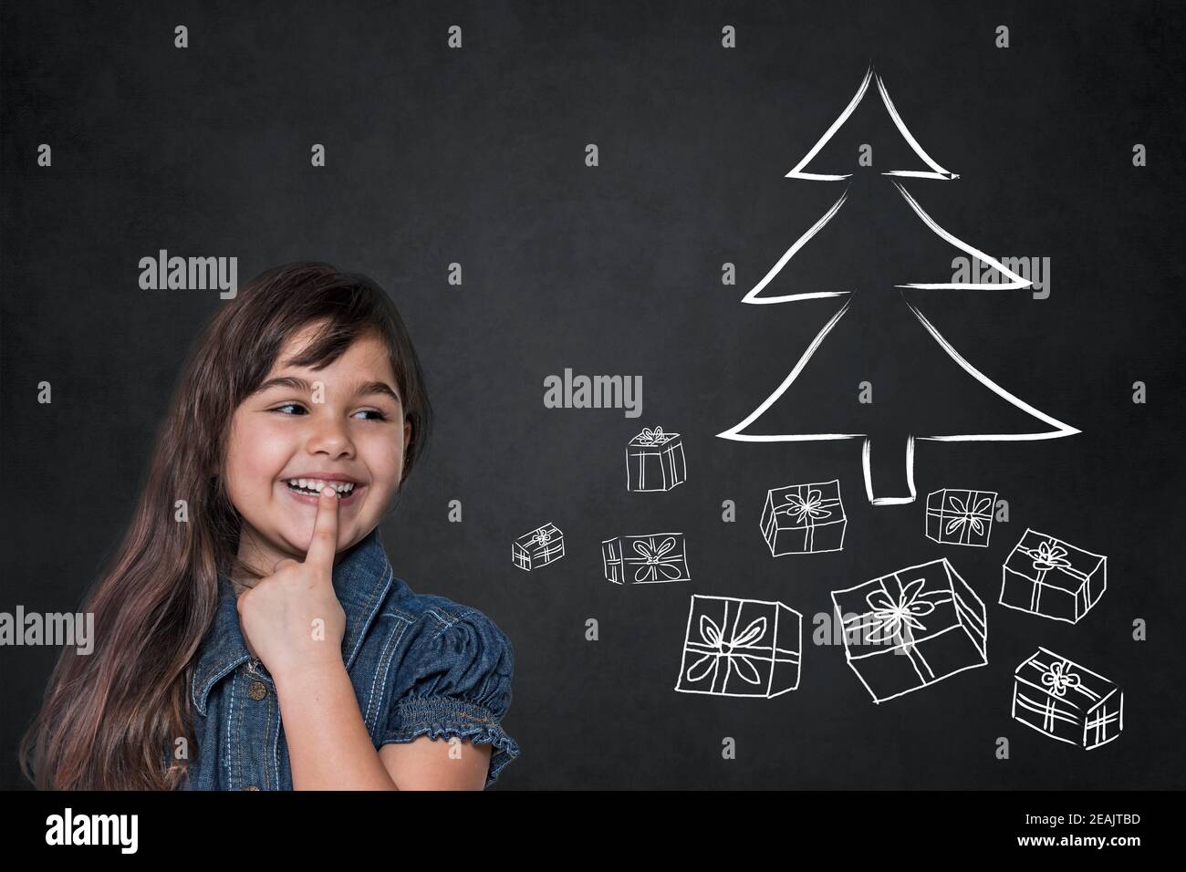 Gebräunt nettes kleines Mädchen ist auf gezeichnet Weihnachtsbaum suchen Und Pakete Stockfoto