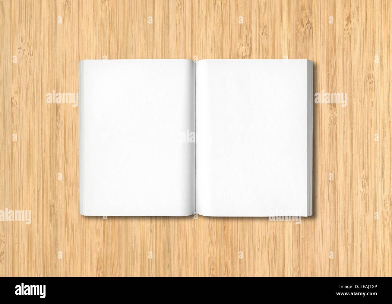 Offenes Buch isoliert auf Holz Stockfoto