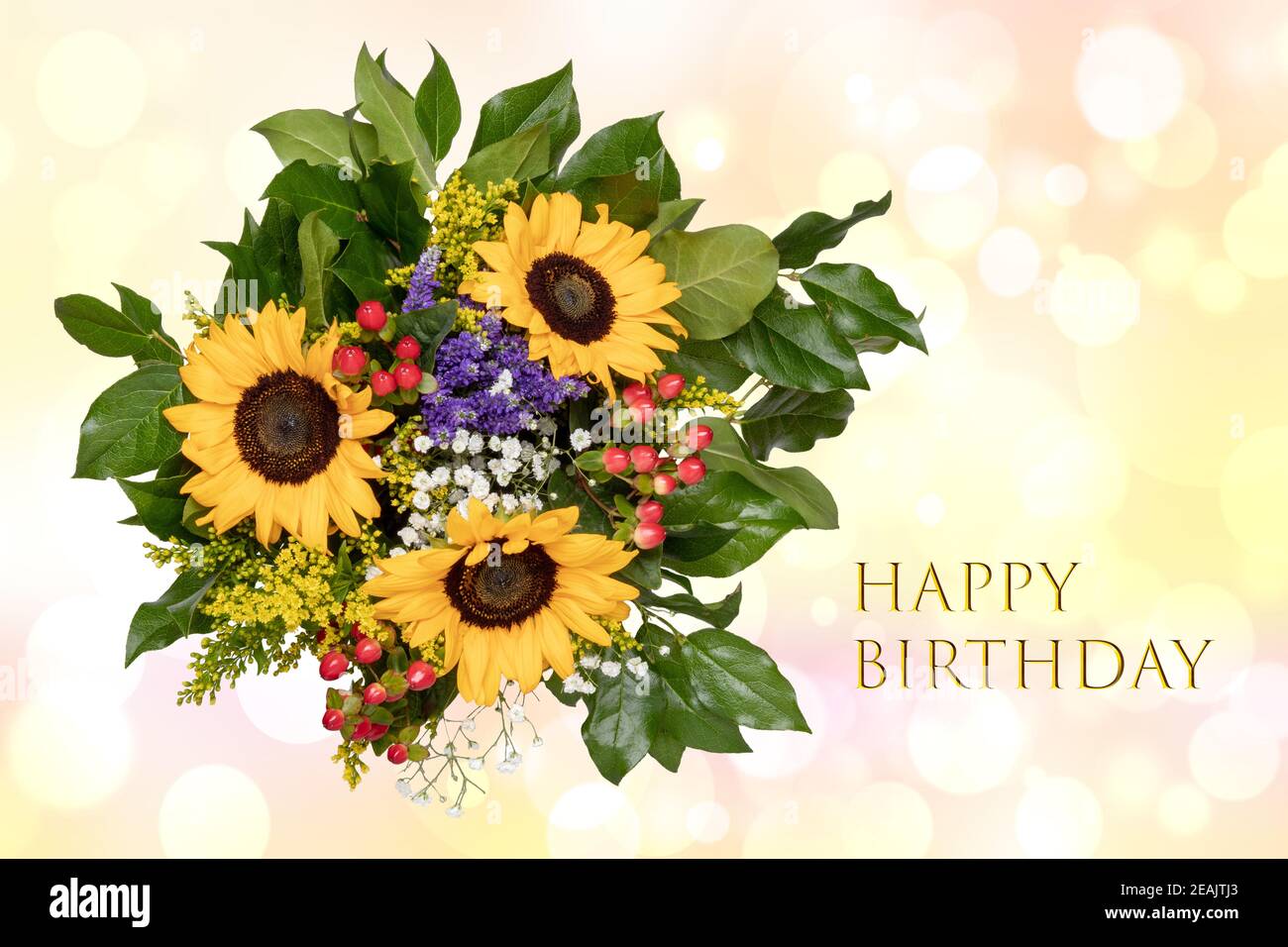 Happy Birthday Karte Design mit einem wunderschönen blühenden Blumenstrauß von Sonnenblumen auf einem hellen abstrakten zarten Pastell verschwommen Hintergrund. Stockfoto