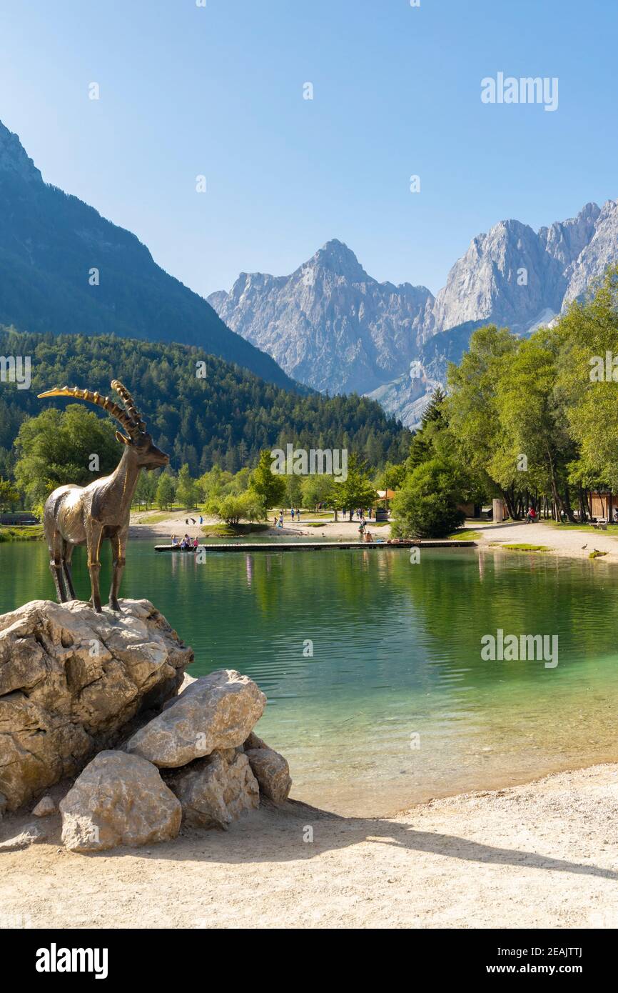 Den See und die Berge in der Nähe von Kranjska Gora Dorf im Triglav Nationalpark, Slowenien Stockfoto