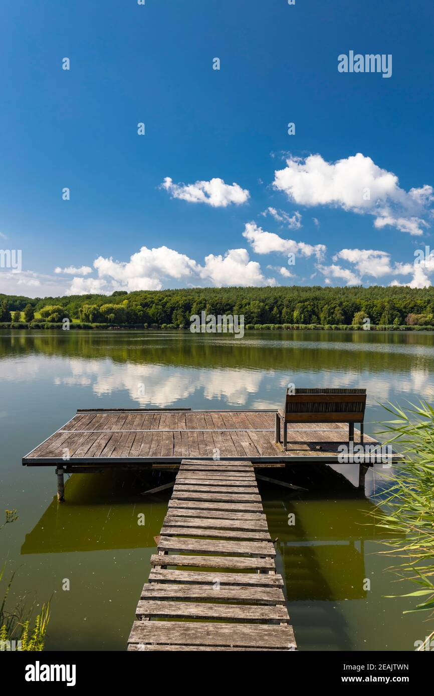 Pier auf dem Teich Jenoi, Ungarn Stockfoto