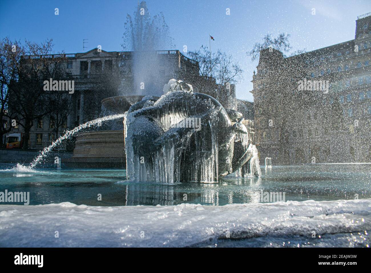 TRAFALGAR SQUARE LONDON, GROSSBRITANNIEN 10. FEBRUAR 2021. Eiszapfen hängen an den Skulpturen der Meerjungfrau an einem hellen, knusprigen Morgen an den Springbrunnen am Trafalgar Square, die gefroren sind, als London Temperaturen unter Null erlebt, nachdem starker Schnee eisige Temperaturen in vielen Teilen Großbritanniens und starke Winde in den südwestlichen Küstenregionen bringt. Credit amer ghazzal/Alamy Live News Stockfoto