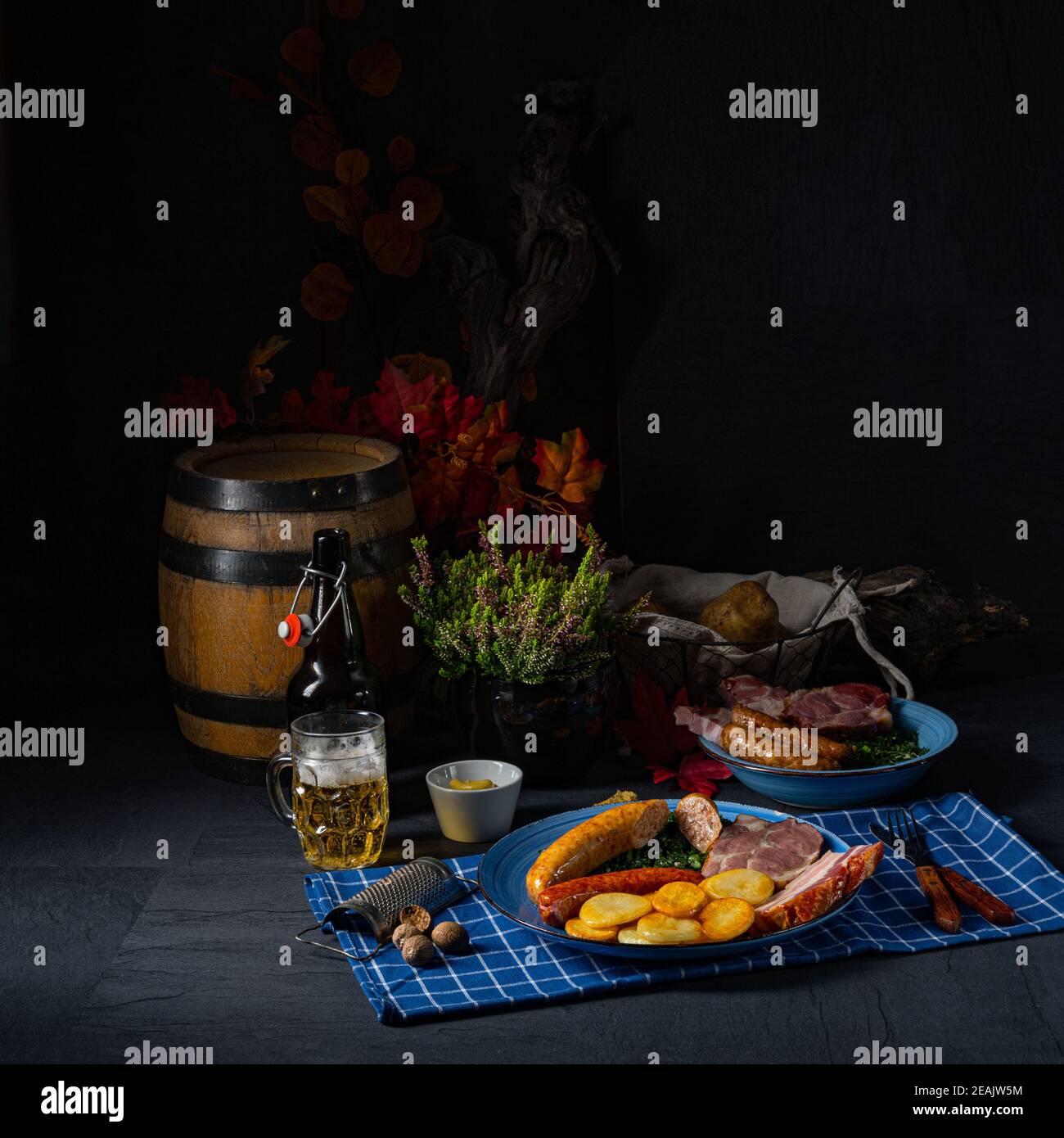Köstlicher oldenburger Grünkohl mit Pinkelwurst Stockfoto
