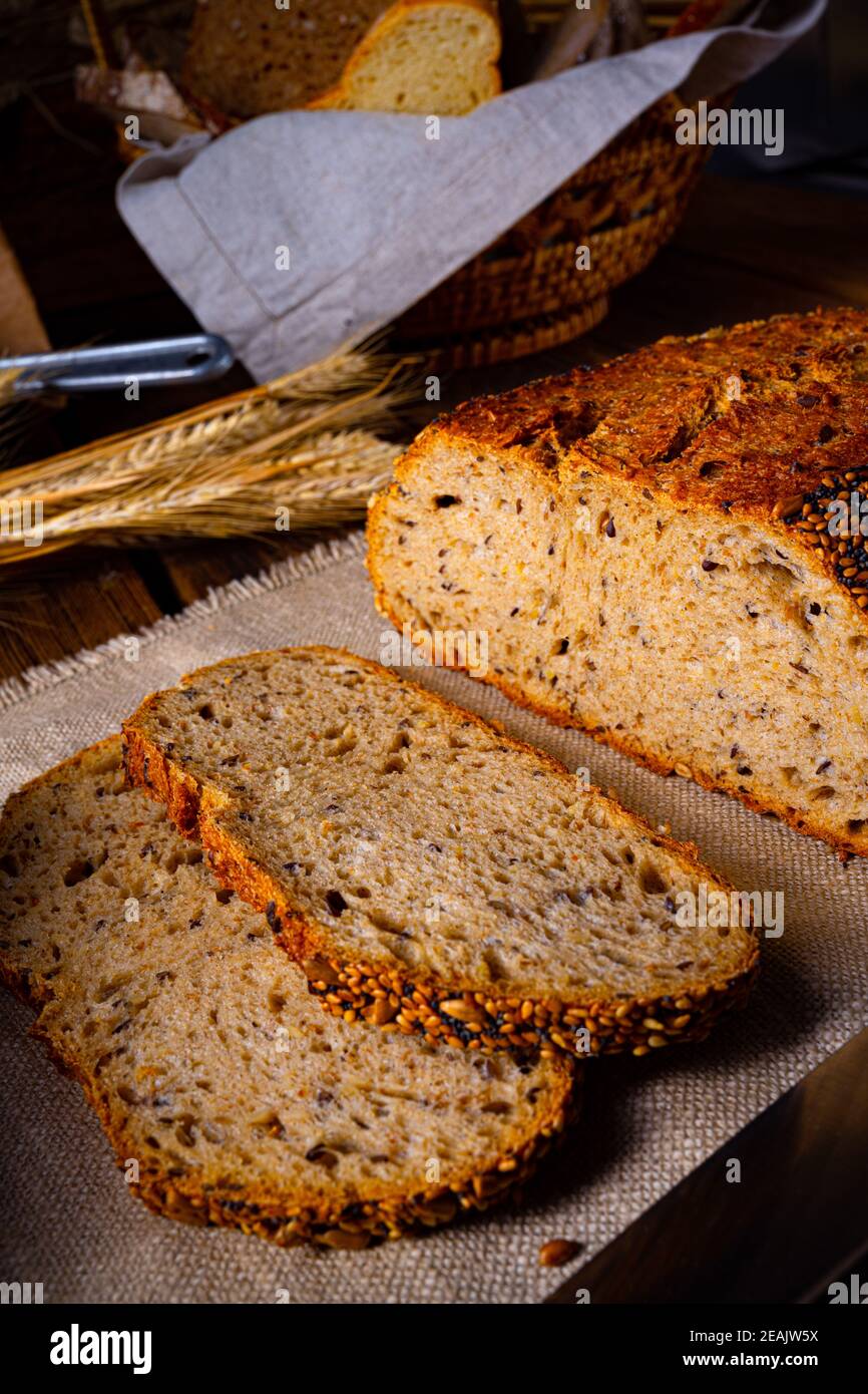 Leinsamenbrot mit Mohnsamen und Sesammischung Stockfoto