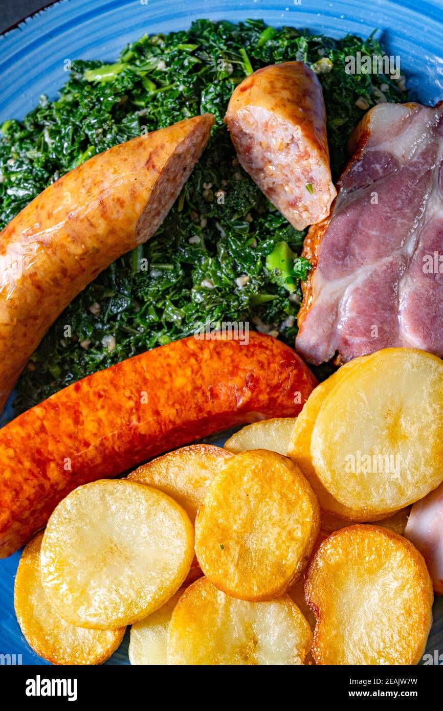 Köstlicher oldenburger Grünkohl mit Pinkelwurst Stockfoto