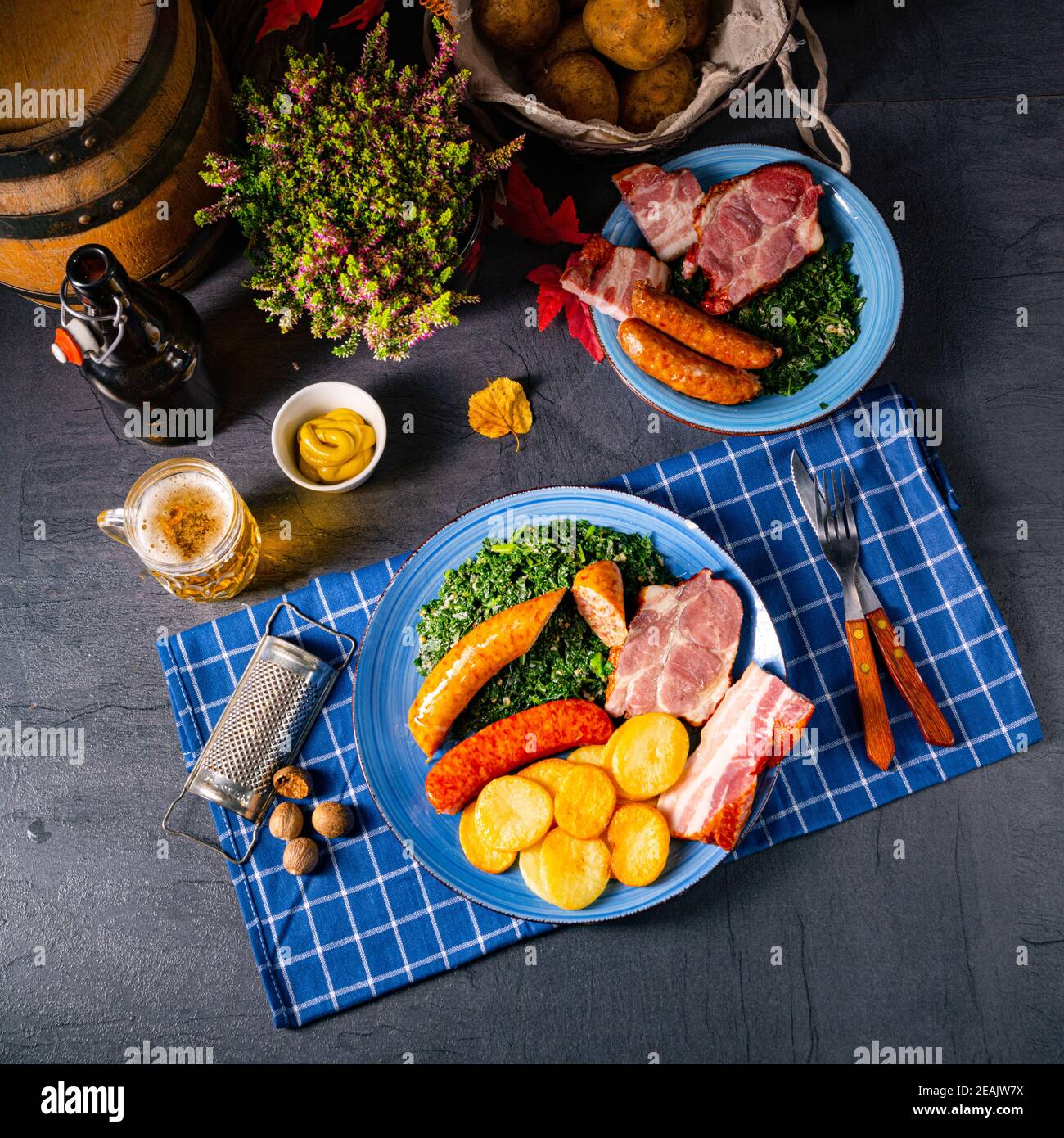 Köstlicher oldenburger Grünkohl mit Pinkelwurst Stockfoto
