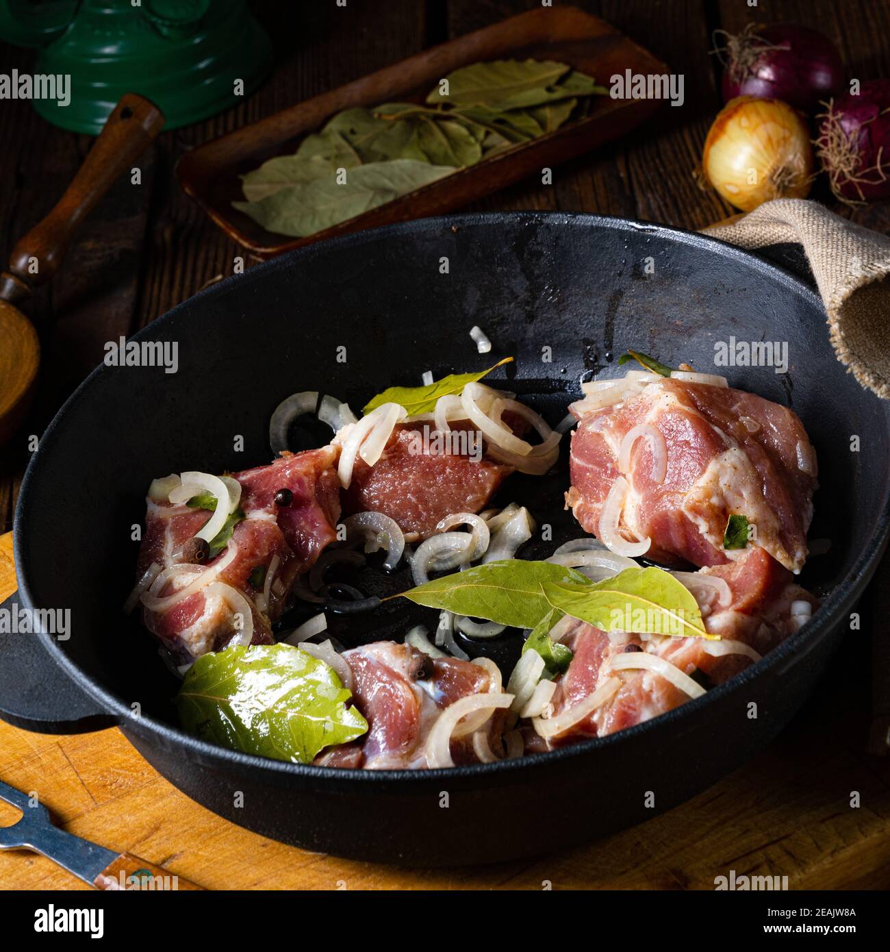 Roher ostfriesischer Snirtje-Braten mit Gewürzen. Stockfoto