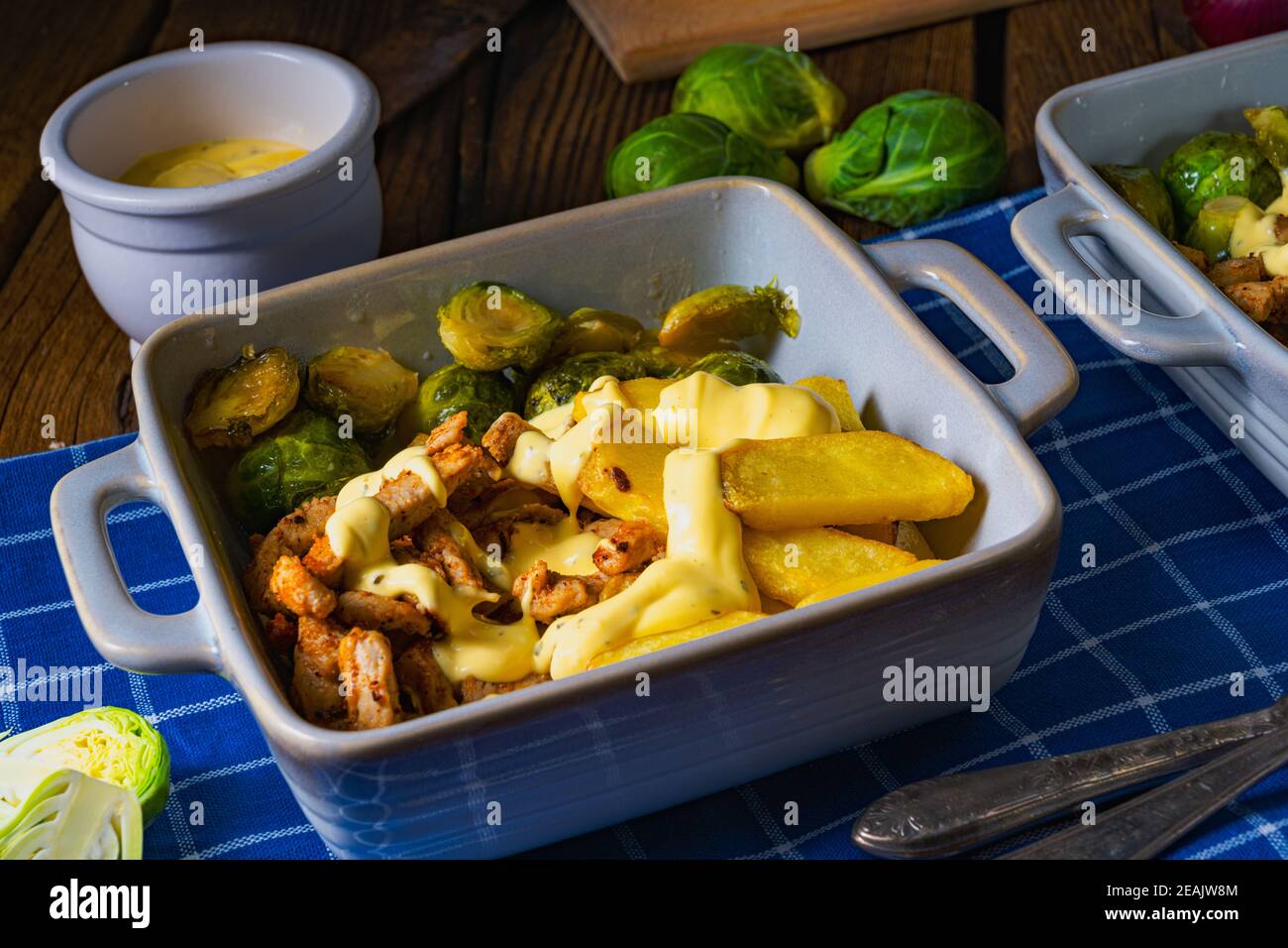 Gratiniertes Zürichragout mit Rosenkohl, Kartoffeln und Bearnaise-Sauce Stockfoto