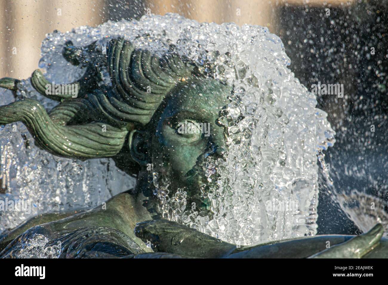 TRAFALGAR SQUARE LONDON, GROSSBRITANNIEN 10. FEBRUAR 2021. Eiszapfen hängen an den Skulpturen der Meerjungfrau an einem hellen, knusprigen Morgen an den Springbrunnen am Trafalgar Square, die gefroren sind, als London Temperaturen unter Null erlebt, nachdem starker Schnee eisige Temperaturen in vielen Teilen Großbritanniens und starke Winde in den südwestlichen Küstenregionen bringt. Credit amer ghazzal/Alamy Live News Stockfoto