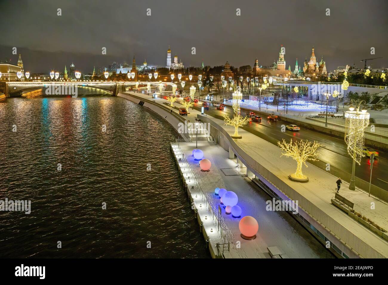 Moskau, Russland - 04. Februar 2020: Blick auf den Moskauer Kreml, den Moskauer Fluss und den Kremldamm bei den Weihnachtsbeleuchtungen in der Nacht. Stockfoto