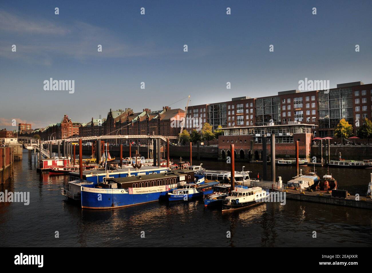 Flotte mit Booten in Hamburg Stockfoto
